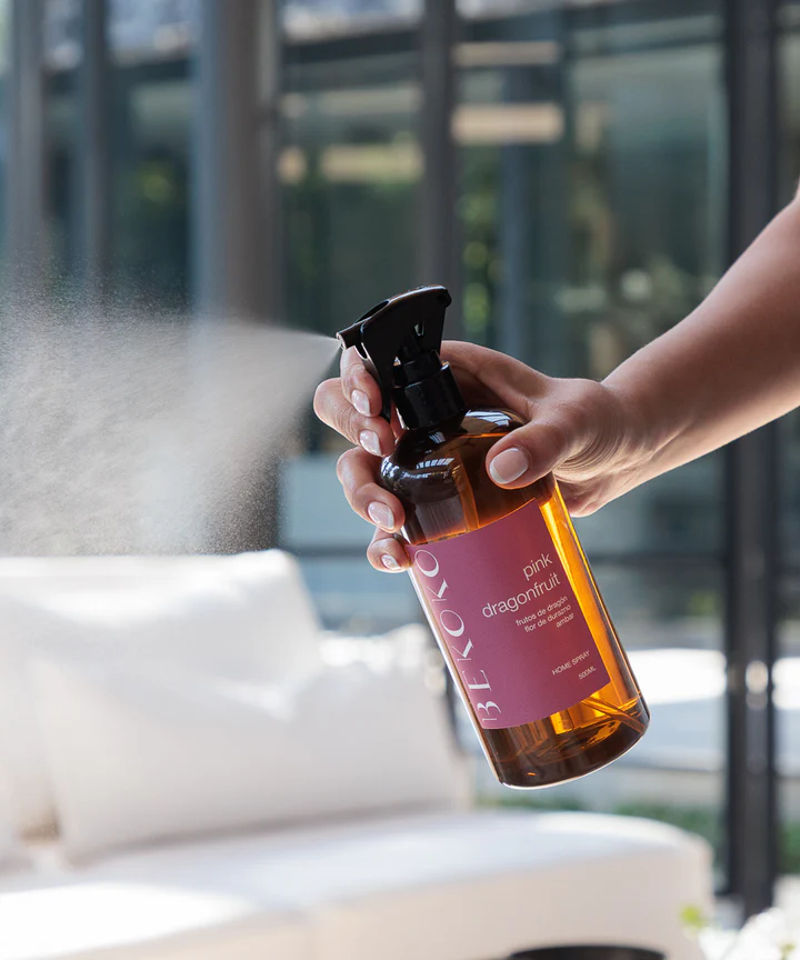 Home spray de aromatización aplicado en un sofá en Pucón